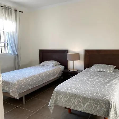 With A Big Garden And Heated Pool * מאלגה