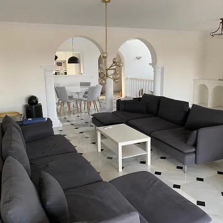 וילה With A Big Garden And Heated Pool