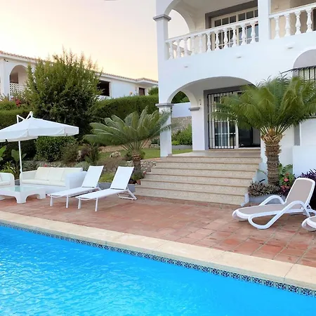 With A Big Garden And Heated Pool מאלגה