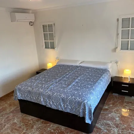 With A Big Garden And Heated Pool וילה