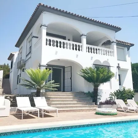 With A Big Garden And Heated Pool *